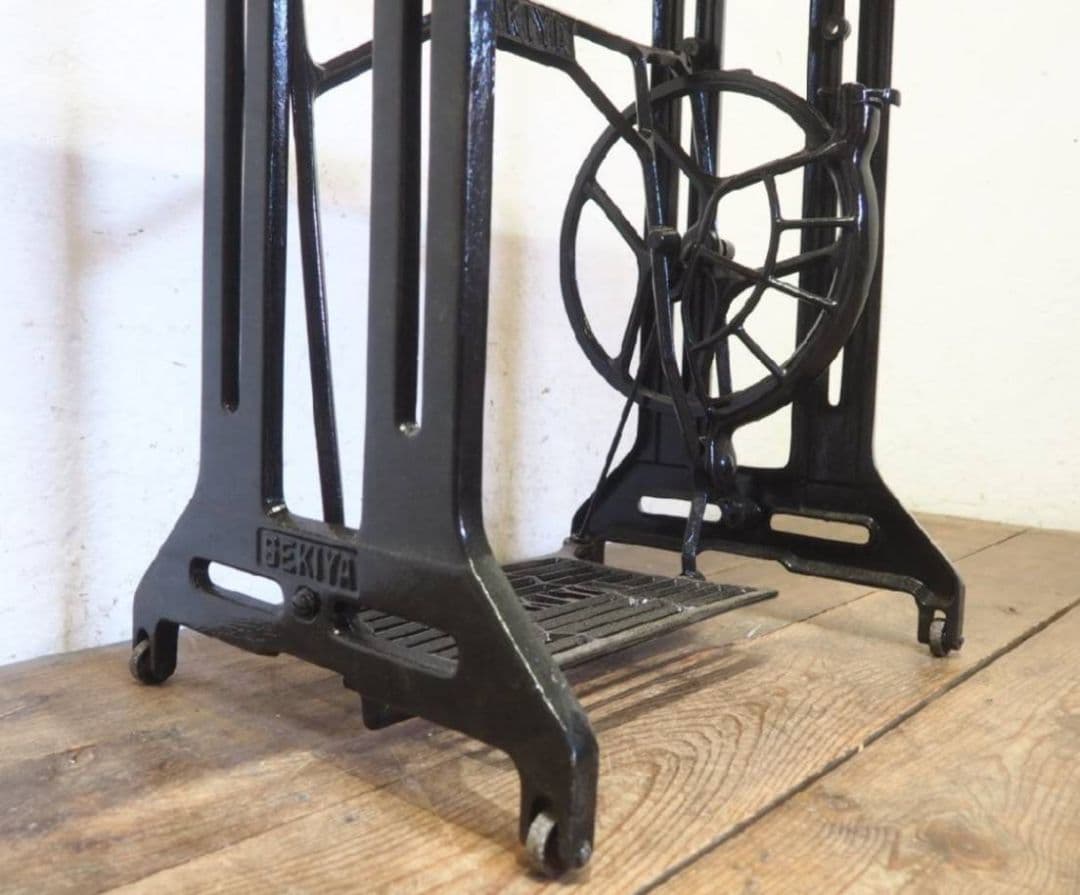 1161 黒ペンキのミシンテーブル　デスク　古家具　レトロ　リメイク　ビンテージ