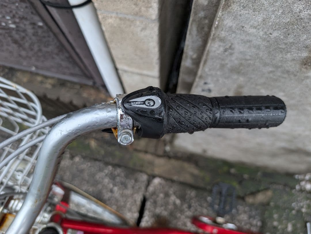 【引き取り限定】赤いシティサイクル 前カゴ付き　変速付き　26インチ