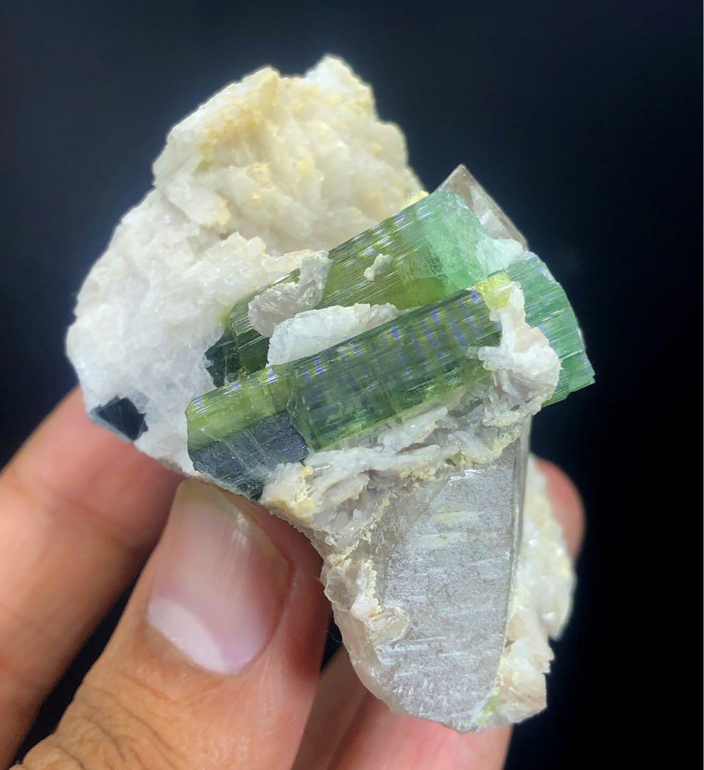 アルバイト付きクォーツクリスタル上の天然バイカラートルマリン。