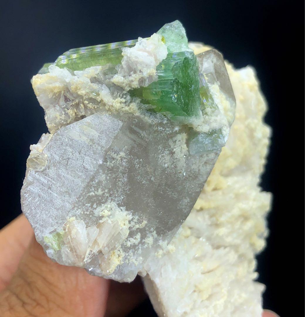 アルバイト付きクォーツクリスタル上の天然バイカラートルマリン。