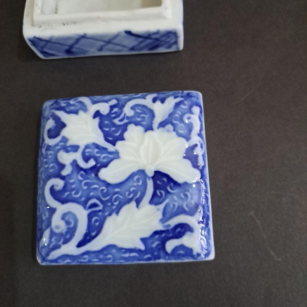 お値下げ中　江戸中　古伊万里　陽刻　白抜菊図　極上　角型香合　よろけ図染付