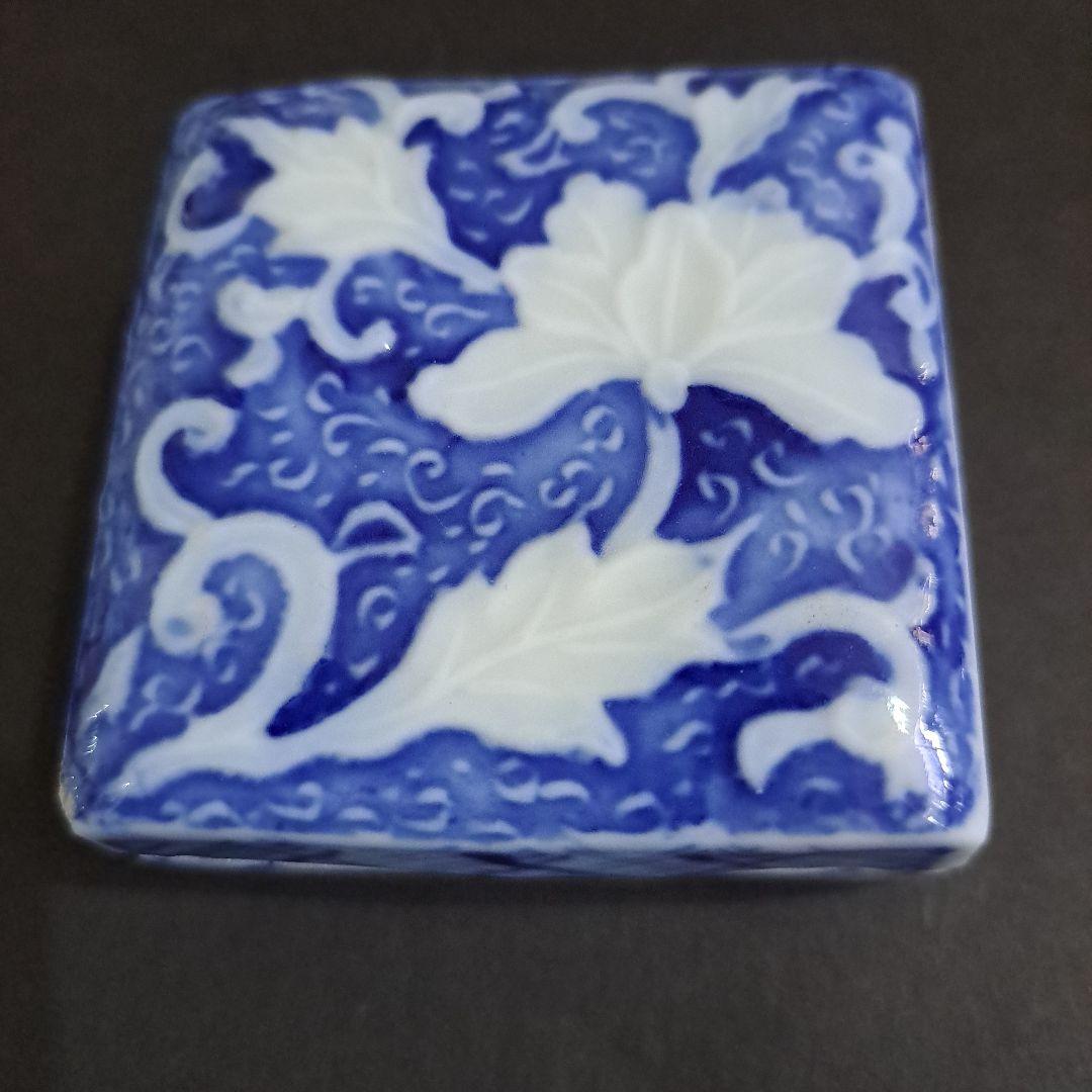 お値下げ中　江戸中　古伊万里　陽刻　白抜菊図　極上　角型香合　よろけ図染付