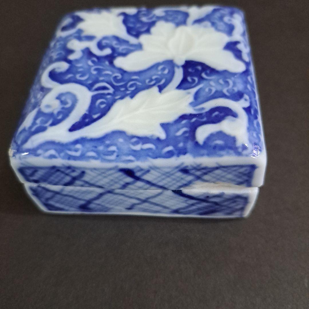 お値下げ中　江戸中　古伊万里　陽刻　白抜菊図　極上　角型香合　よろけ図染付