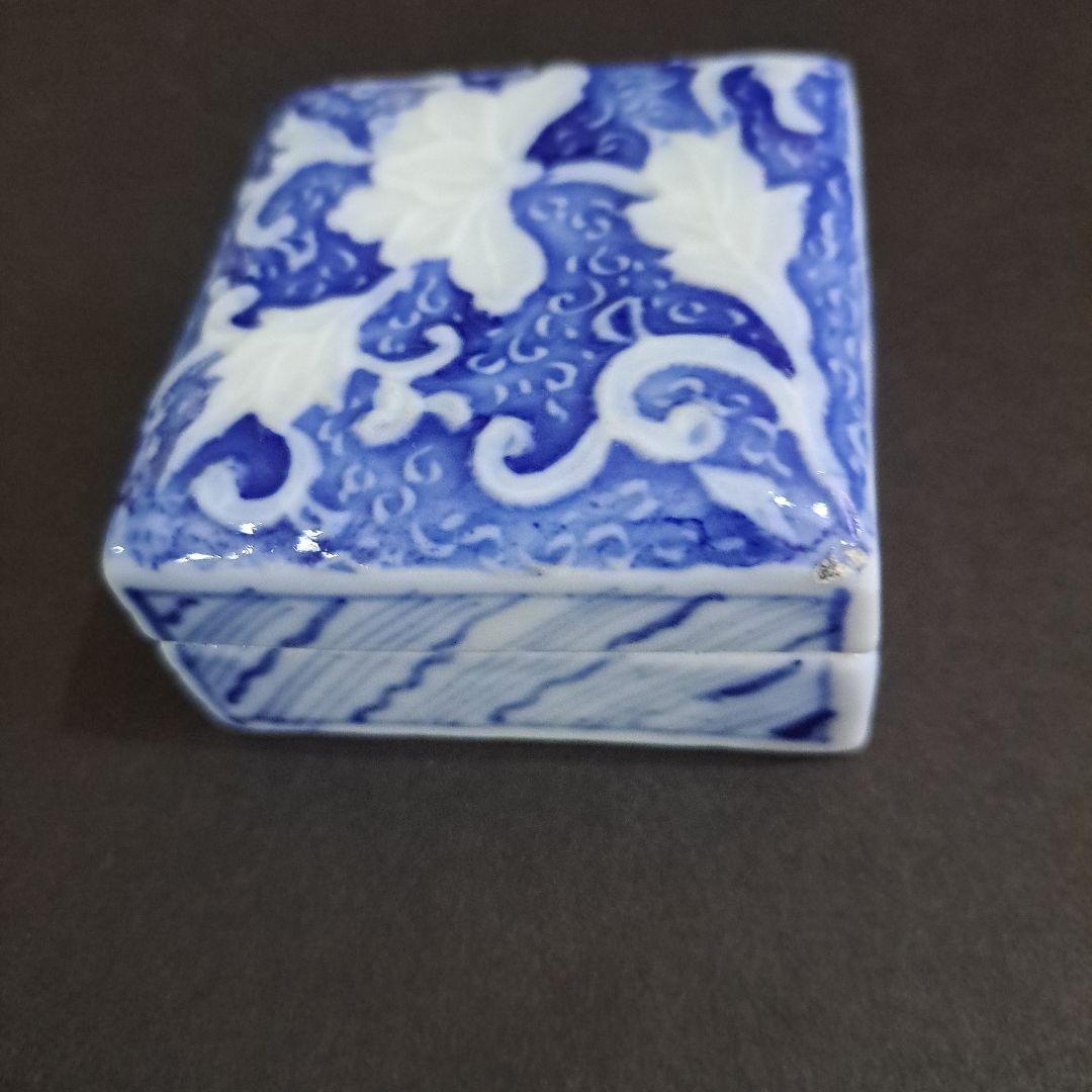 お値下げ中　江戸中　古伊万里　陽刻　白抜菊図　極上　角型香合　よろけ図染付