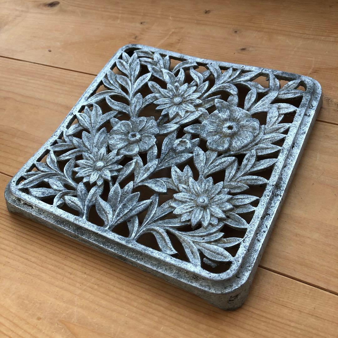 花のレリーフが美しい古い鍋敷き　トリベット　アンティーク　フランス　no.288