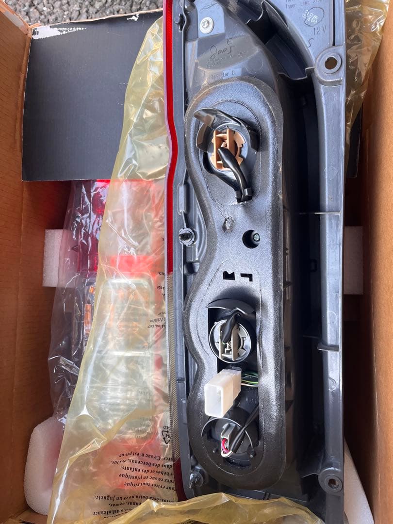 トヨタ ハイエース 200系 純正テールランプ 左右セット　　8型　新車外し