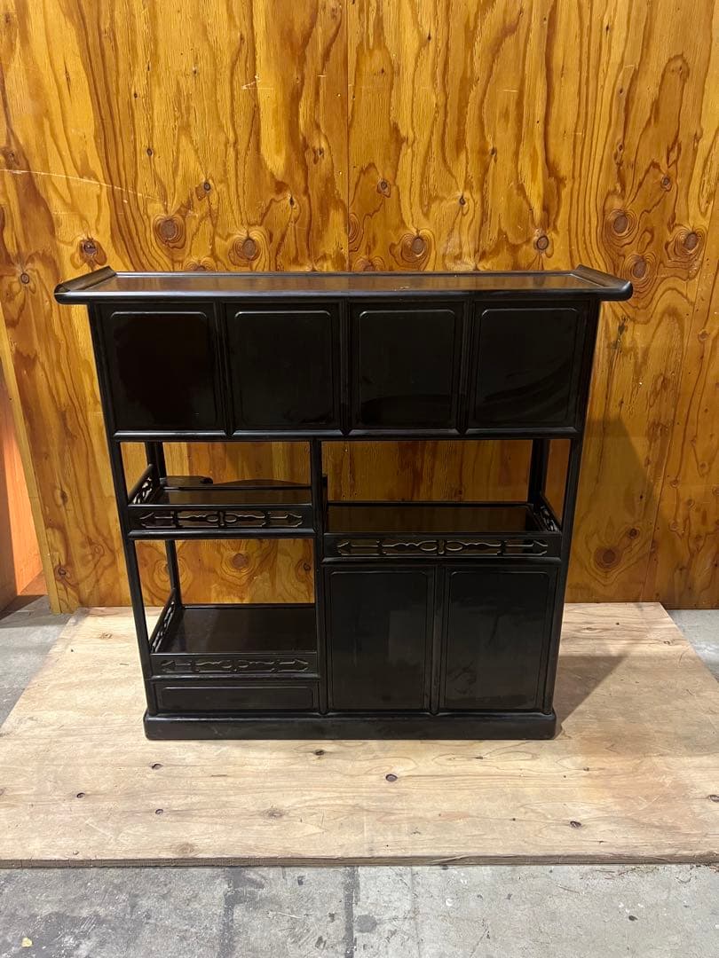 （13）【お引取り大歓迎】唐木家具 紫檀 茶箪笥 飾り棚 中国骨董 唐草透彫り