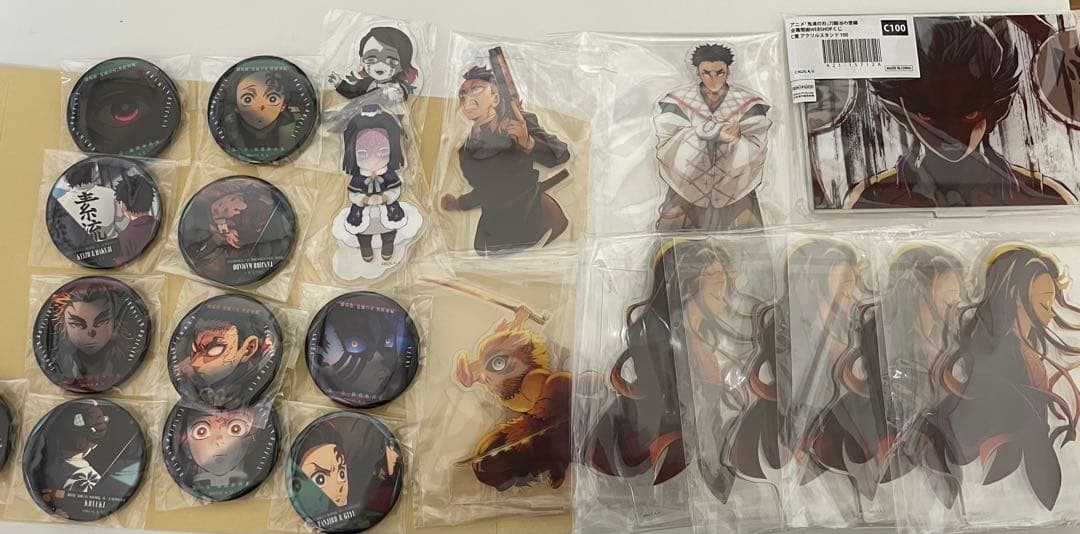 鬼滅の刃 大量グッズセット アクリルスタンド 缶バッジなど