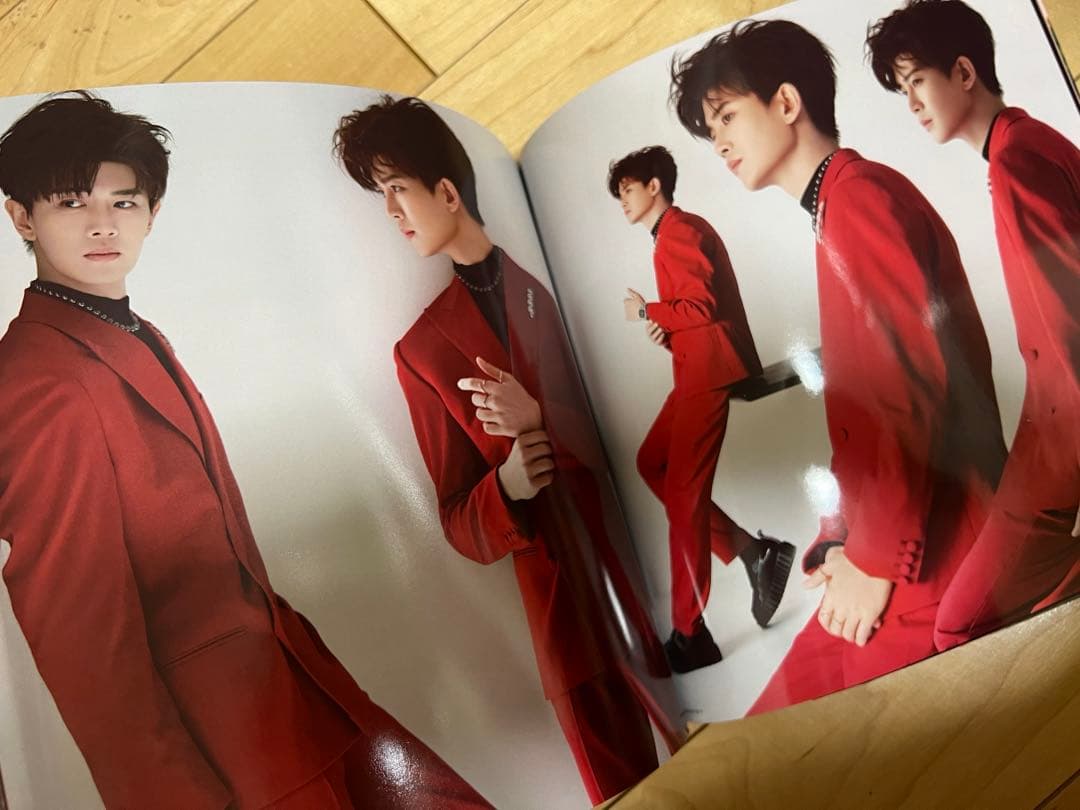 2024(一)アレン・レン（任嘉倫）個人写真集　正方形32p ALLEN写真集