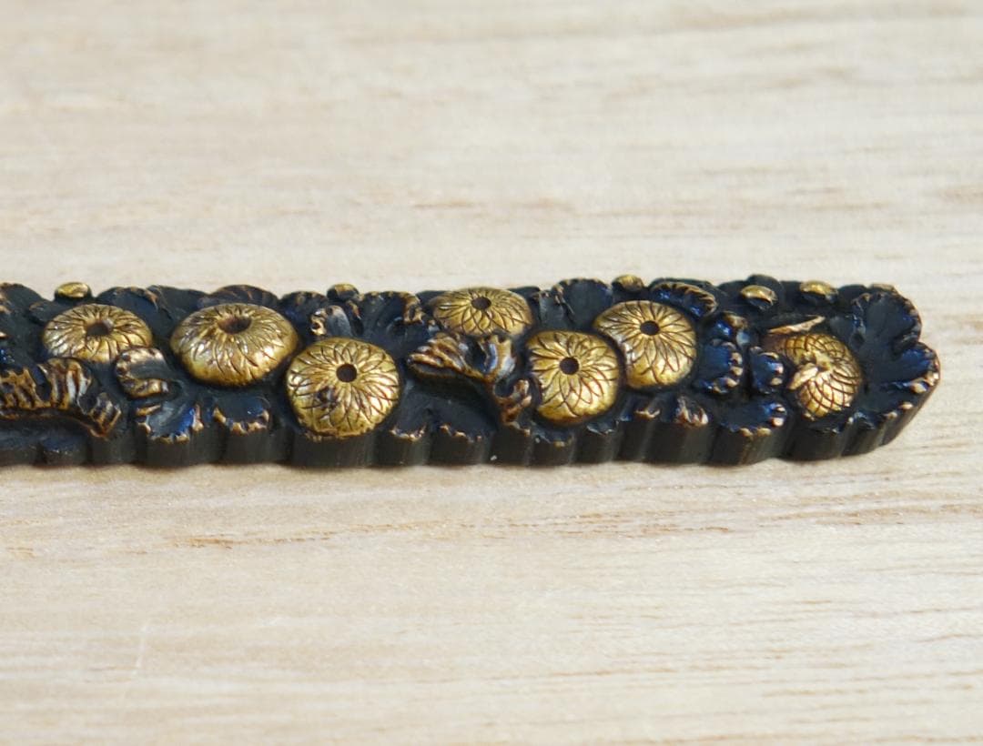 鍔 鐔 小柄 刀装具 日本刀 骨董 江戸時代【銅地 高肉彫 鍍金 菊花尽図小柄】