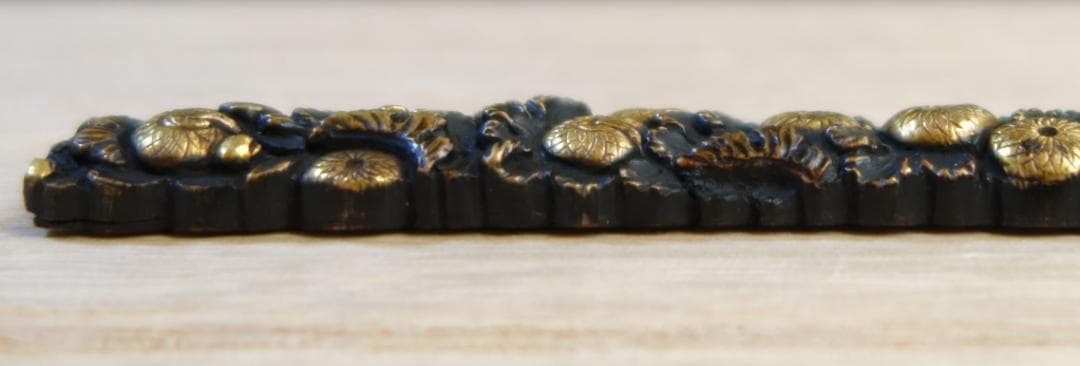 鍔 鐔 小柄 刀装具 日本刀 骨董 江戸時代【銅地 高肉彫 鍍金 菊花尽図小柄】