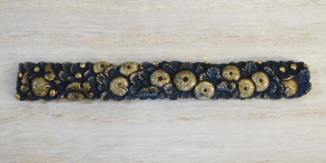 鍔 鐔 小柄 刀装具 日本刀 骨董 江戸時代【銅地 高肉彫 鍍金 菊花尽図小柄】