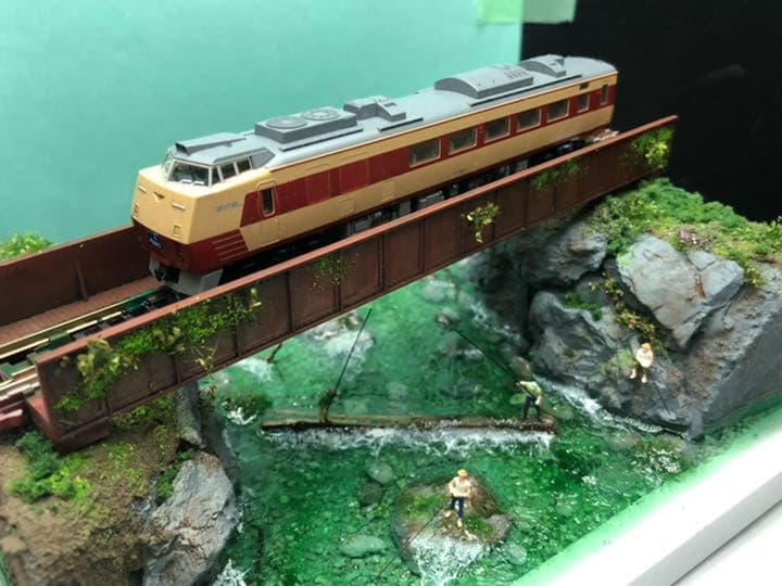 渓流の渓谷と釣り人と泳ぐ子ども達　ジオラマ