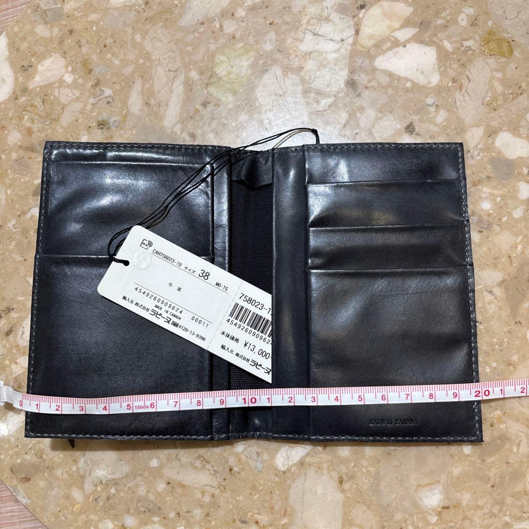 新品タグ付きm0851 黒 レザー パスポートケース