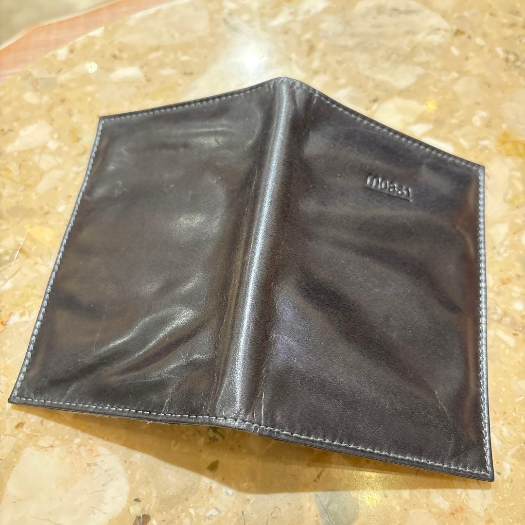 新品タグ付きm0851 黒 レザー パスポートケース