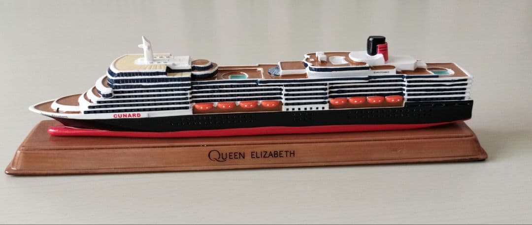 CUNARD　QUEEN ELIZABETH　クイーンエリザベス号模型