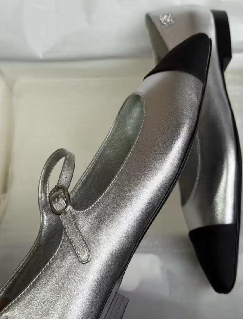 CHANEL シルバー ブラック メリージェーンシューズ