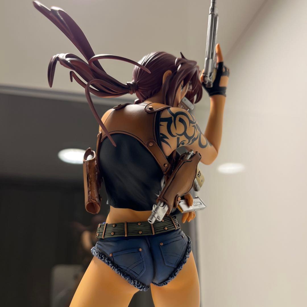 キャラグミン レヴィ ブラックラグーン 塗装完成品 アクリルケース付き