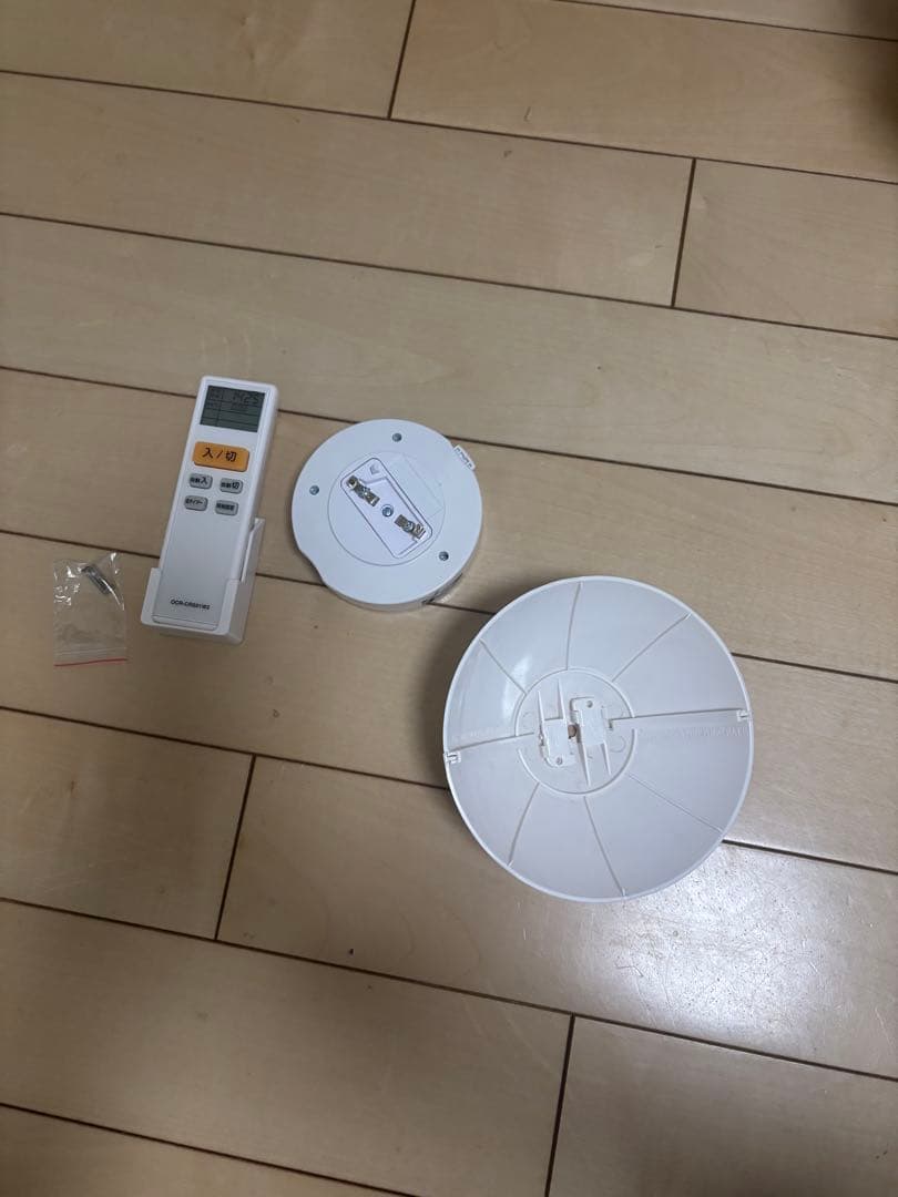 レクリント　照明 リモコンをお付けします。 暖色の電球を使っています。