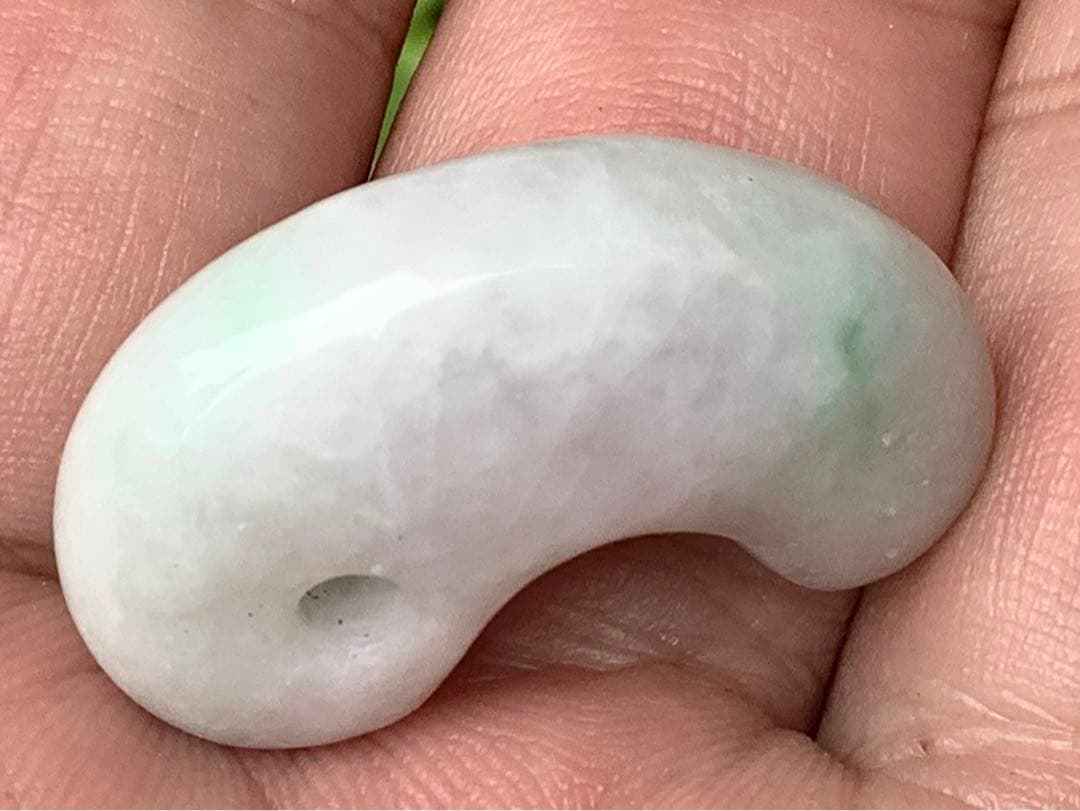 ✳親方絶賛50万円でも安価です‼️極上*氷*の肌目　糸魚川翡翠勾玉　機械鑑定付‼️