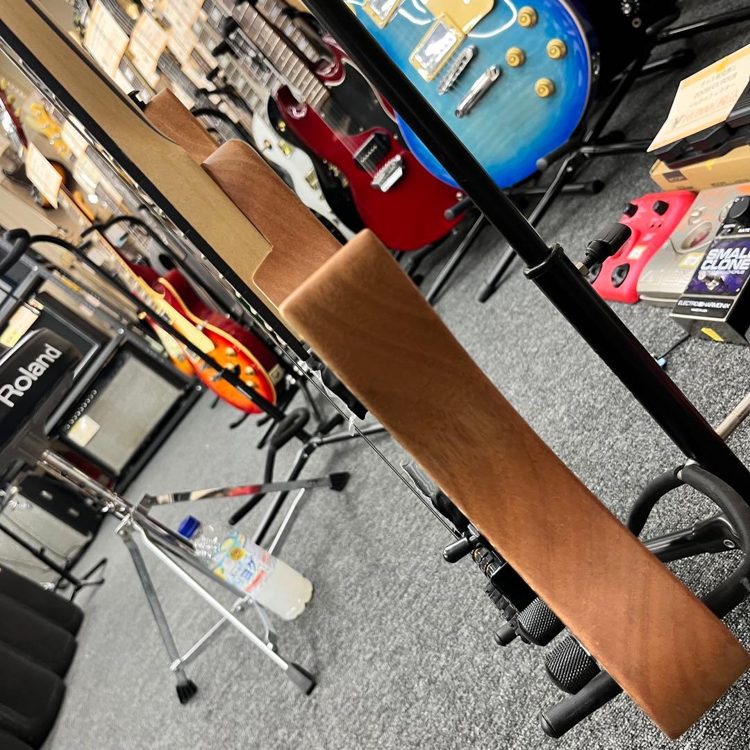 【11132】【新品】 ヘッドレスギター 汎用ケース付 ブラック✕ナチュラル