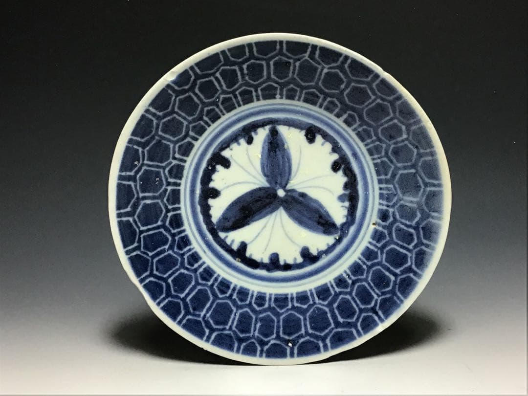 「初期伊万里」銀杏亀甲文小皿