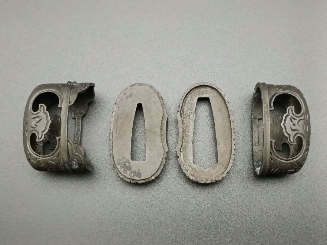 日本刀装具　合口拵え　唐草の図　縁頭　鯉口鐺　銅地　黒色　金工　金具　日本刀拵