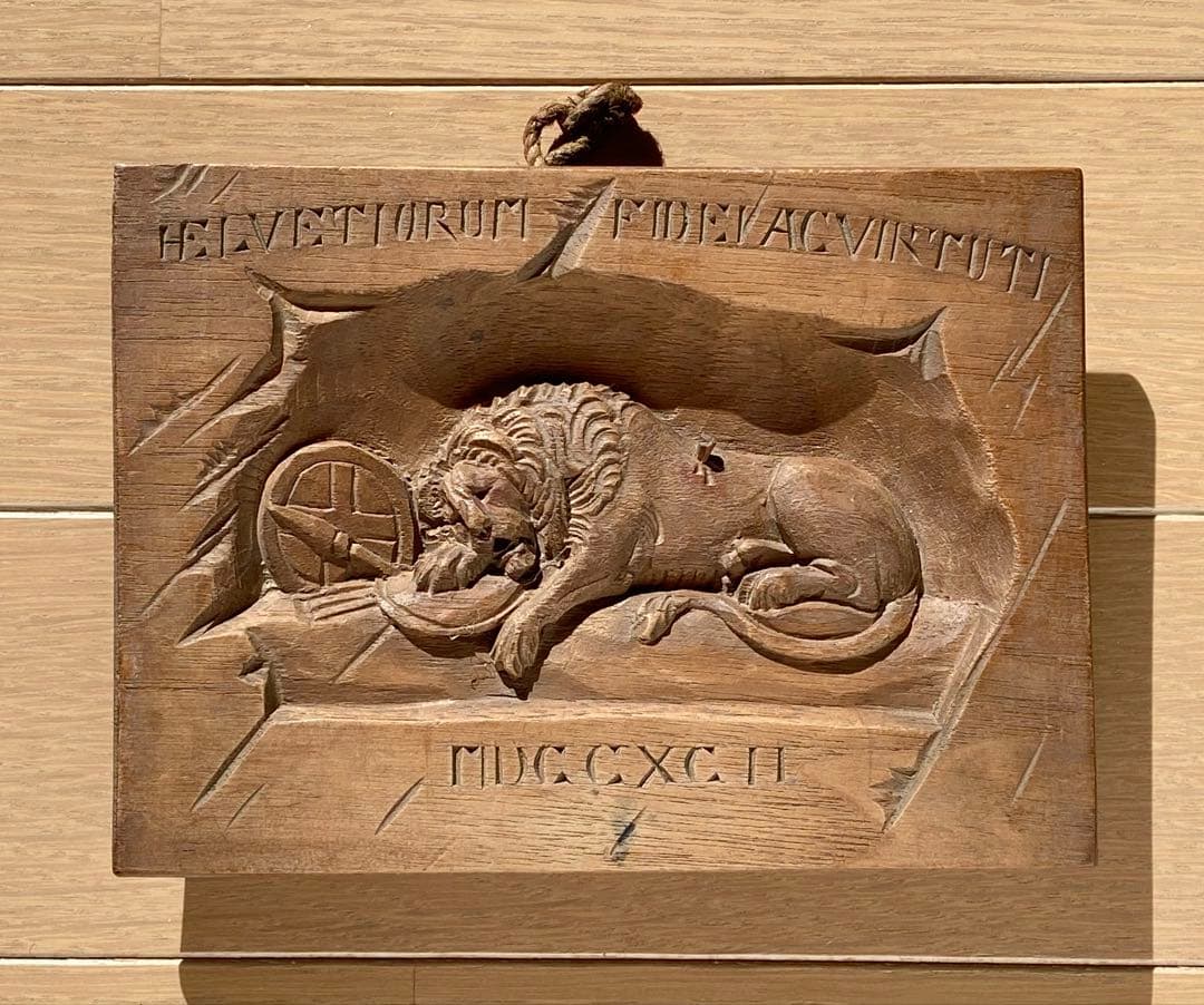 ルイ16世と王妃マリー・アントワネットを守ったスイス衛兵を追悼した彫刻