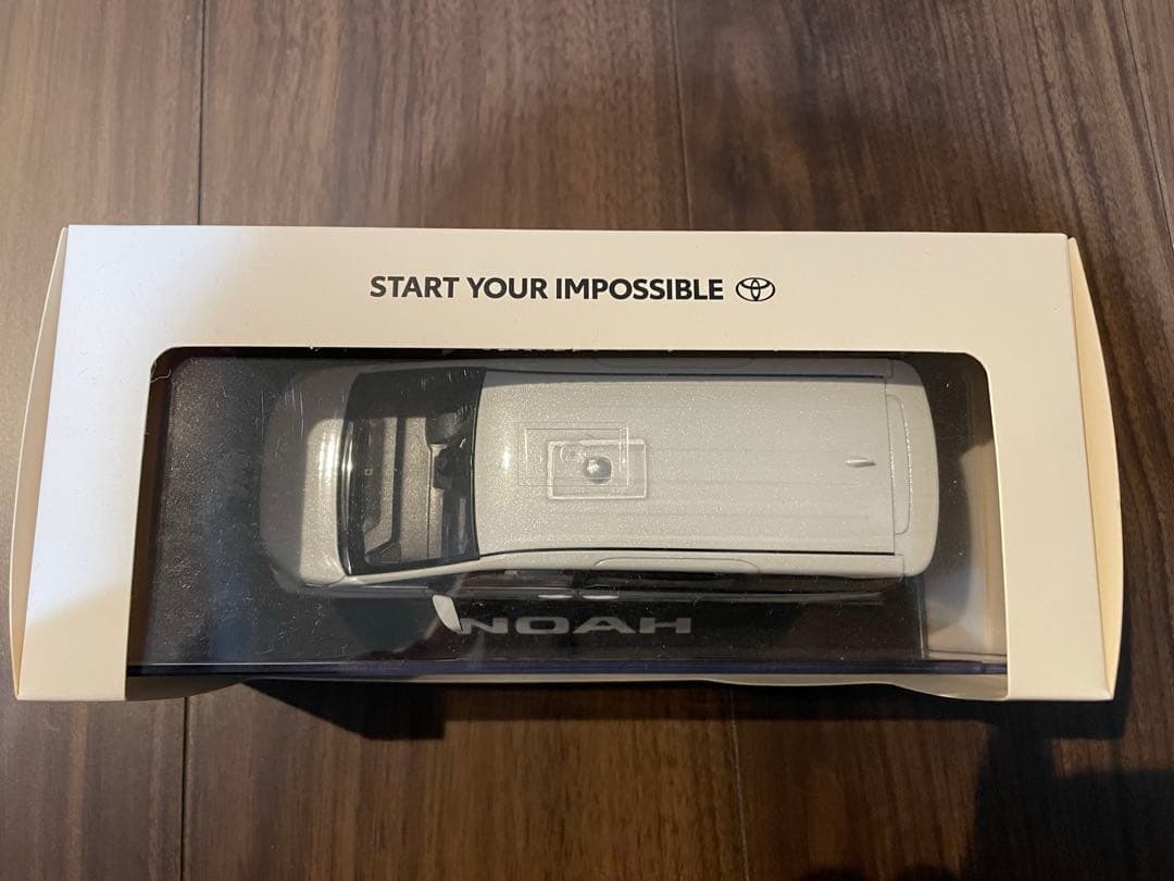 【ディーラー非売品】トヨタ ノア 90系 カラーサンプル ミニカー ホワイト 白