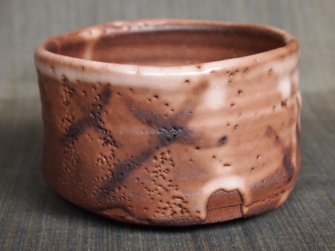 美品★山田和《師：加藤唐九郎》〈紫・炎舞〉志野茶碗★共箱・布