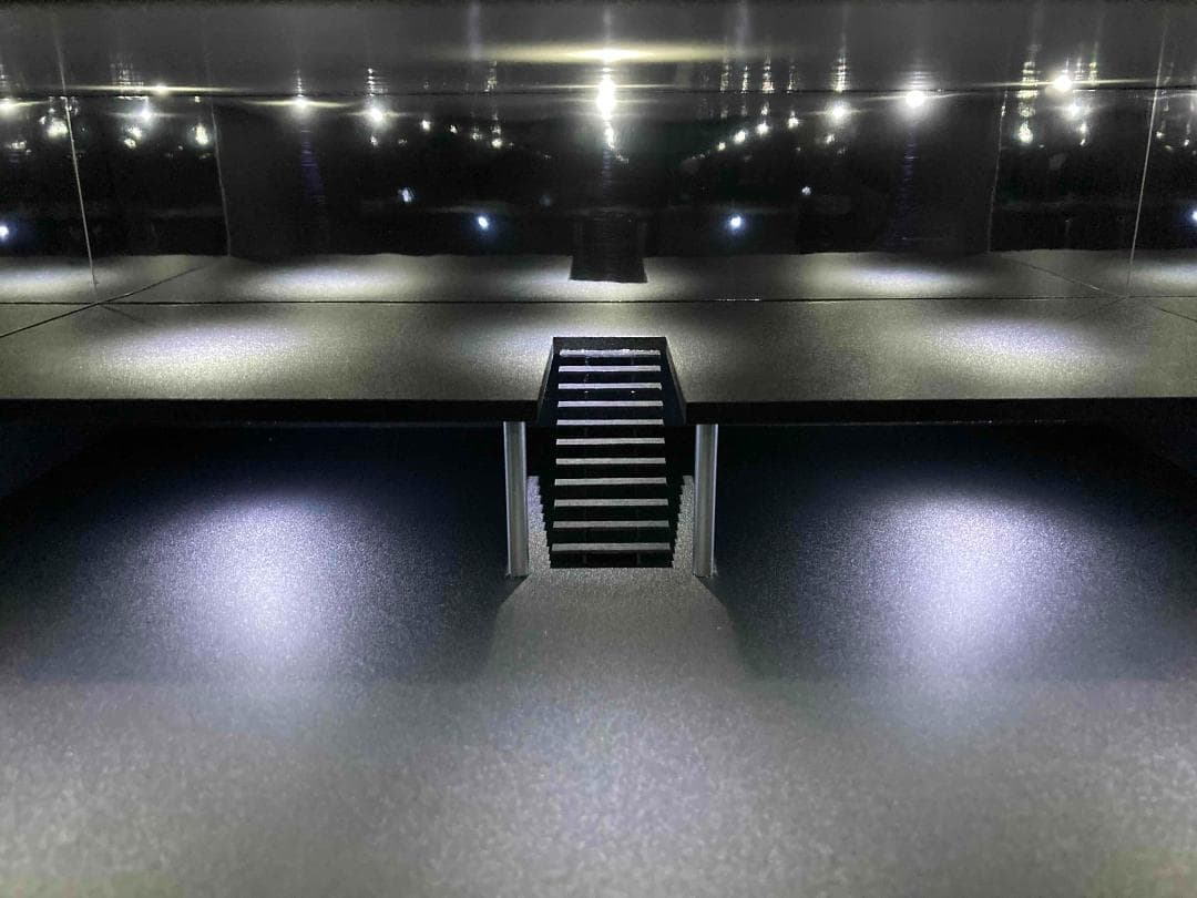 ミニカー用ジオラマ：1/43 ショールームⅢ（吹き抜けタイプ）最大展示台数18台