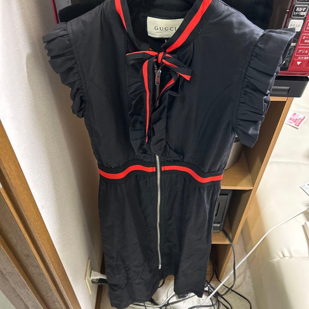 GUCCI フリル付き黒ワンピース
