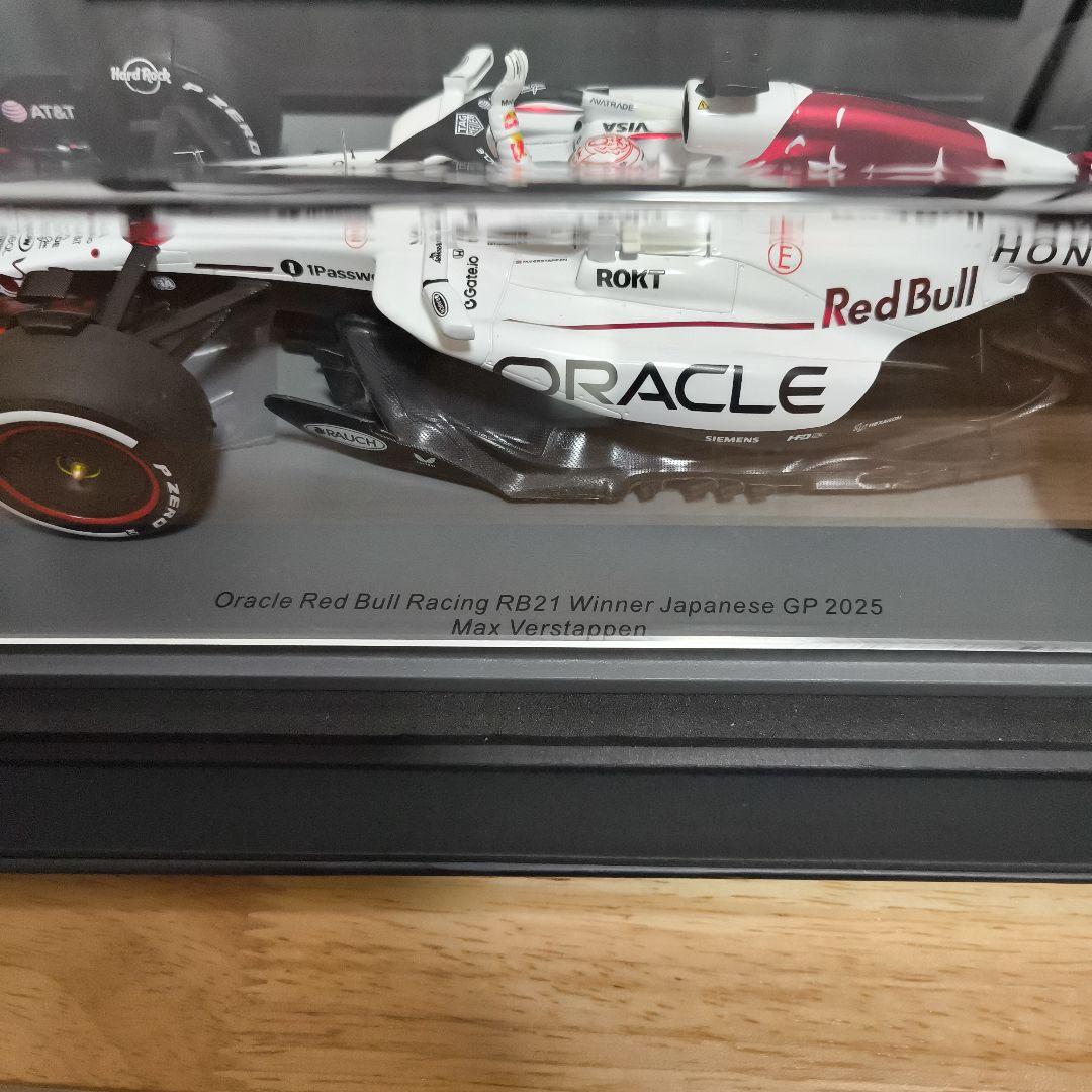 スパーク1/18 レッドブル RB21 Max Verstappen
