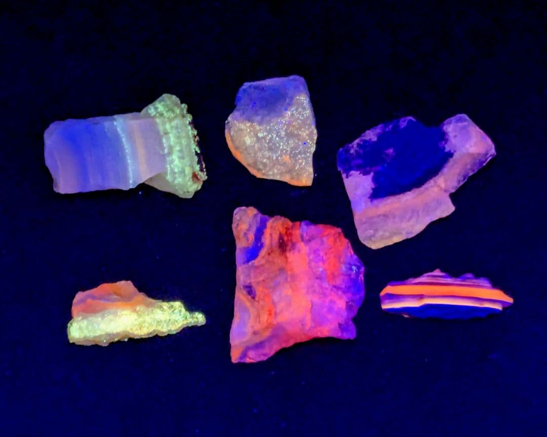 北海道産 蛍光オパール 観察キット：原石＋本「光る石 北海道石」＋紫外LED