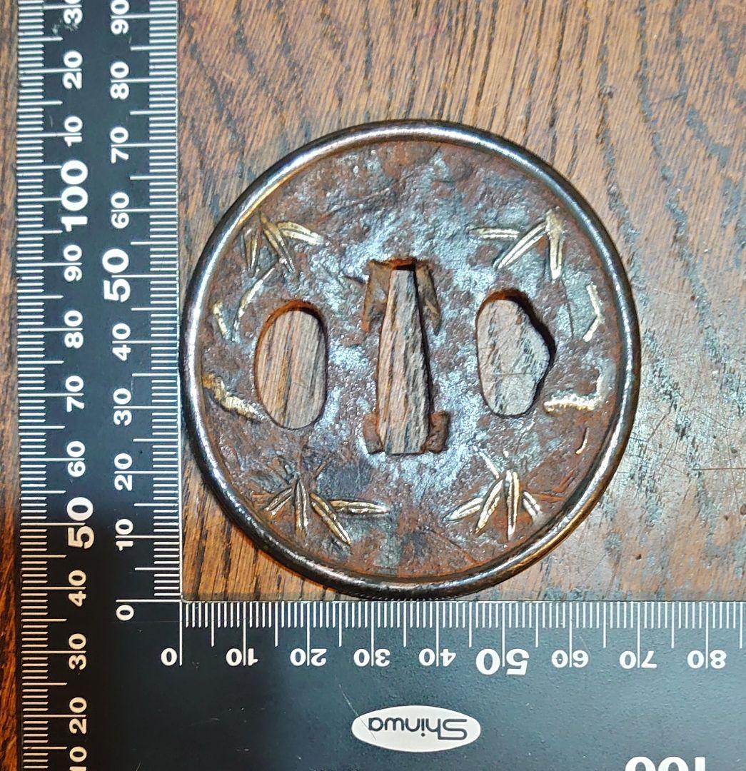 【刀装具】『銅覆輪鍍金笹図鉄地鍔』横7.4cm 縦7cm 厚さ4.1〜5.1mm
