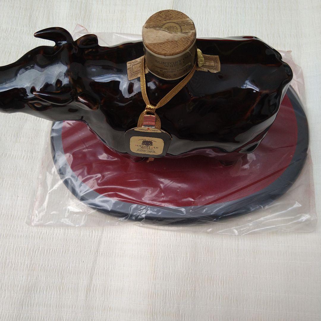 サントリー　オールド　干支丑歳　陶器ボトル 古酒　置物　お正月　台付