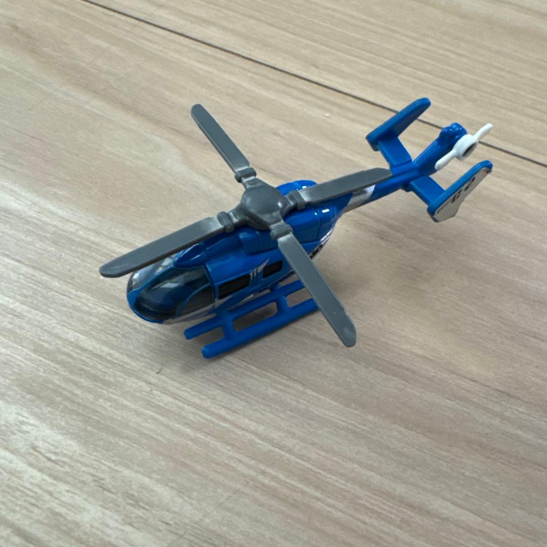 トミカ プレーンズ 航空母艦・飛行機6機・ヘリコプター2機セット