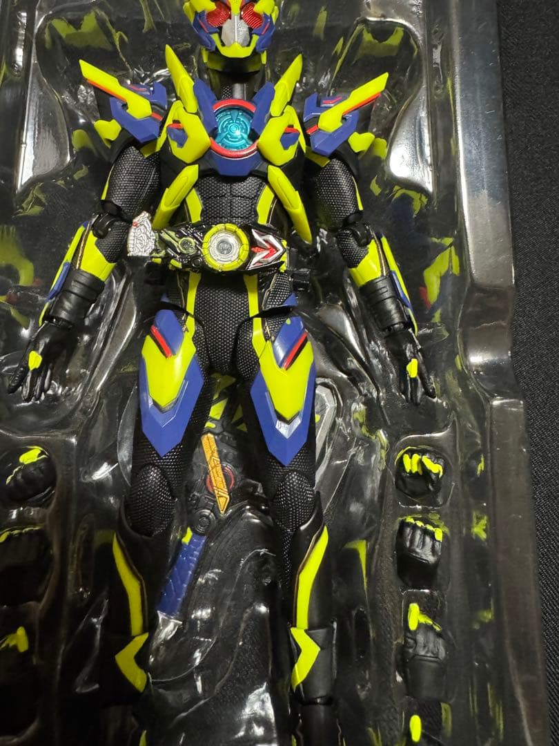フィギュアーツ仮面ライダーゼロワン　シャイニングホッパー　シャイニングアサルト