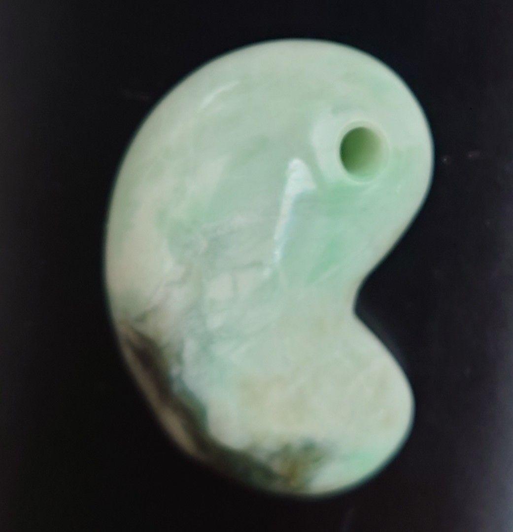 糸魚川翡翠　勾玉　ぷっくり　複雑紋様