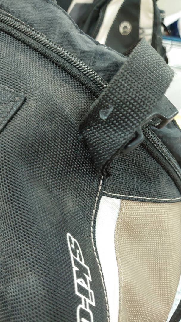 スキードゥー　SkiDoo 40リットル バッグ シャベル用コンパートメント付き