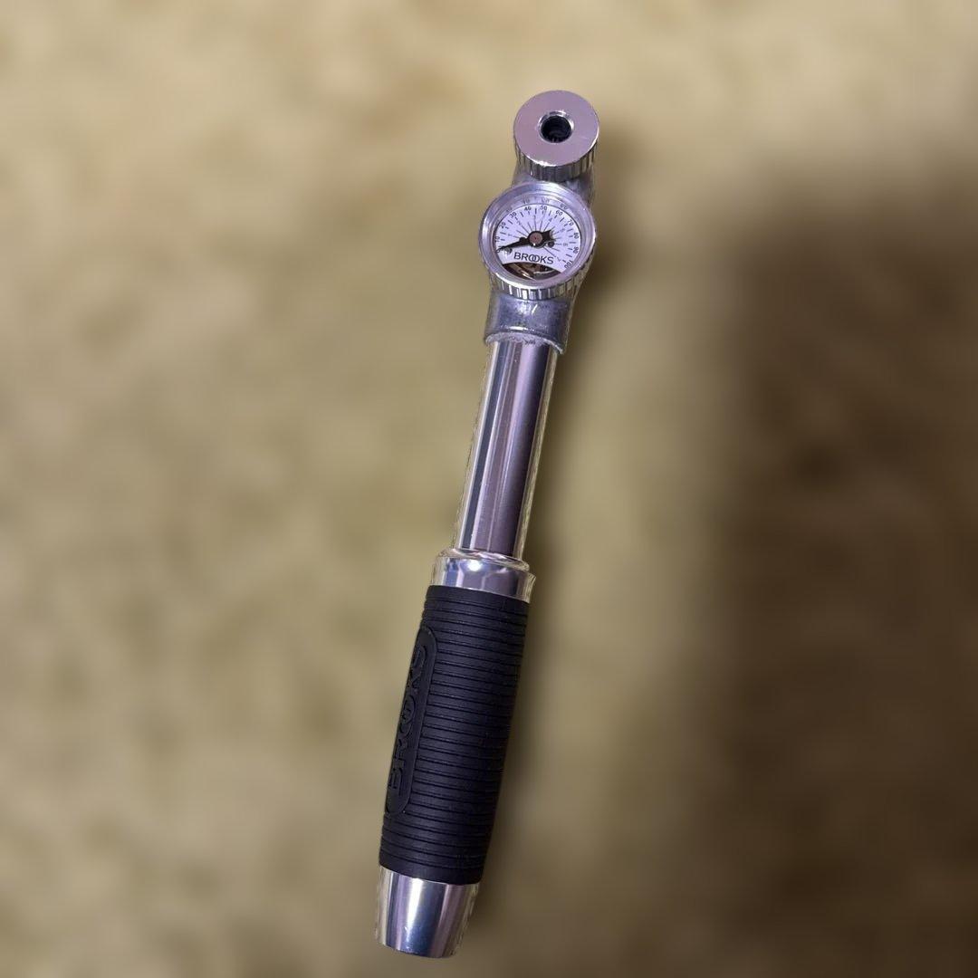 BROOKS (ブルックス)P1 ハンドポンプ 圧力計、コンパス付き