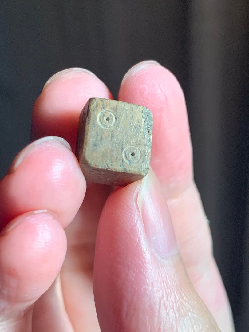 世界最古の六面体サイコロ　ダイス　紀元前600年頃　根付　古銭　出土　石器　土器