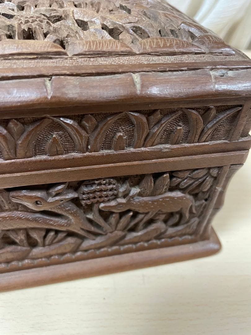 ヤギ　インド　アニマル　カシミール　伝統工芸品　ウォルナット　木製彫刻　ボックス