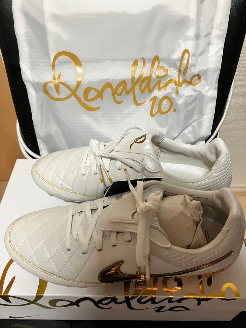 Ronaldinho × Nike Tiempo Legend 26cm