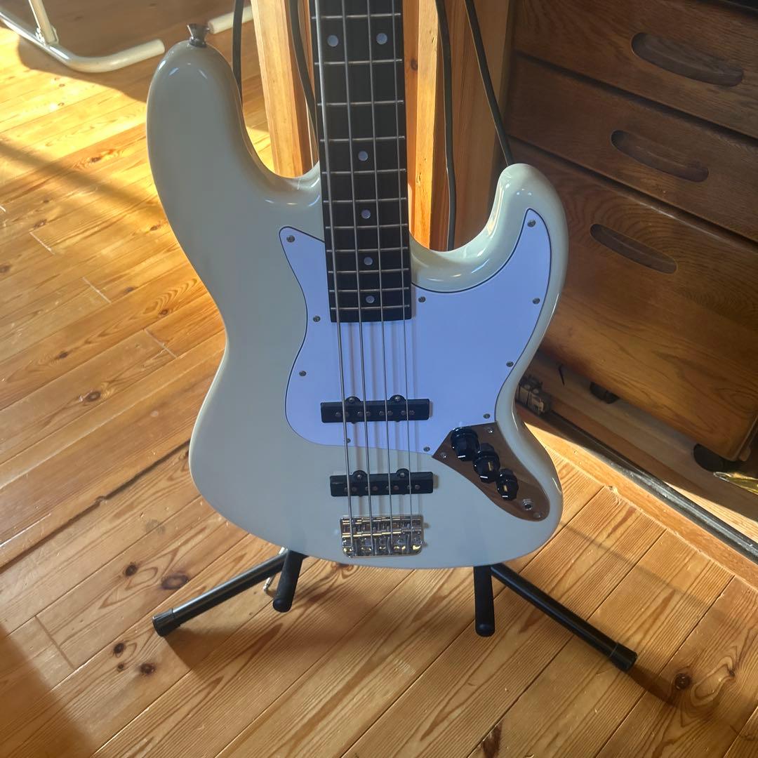 ホワイト エレキベース 2ピックアップ