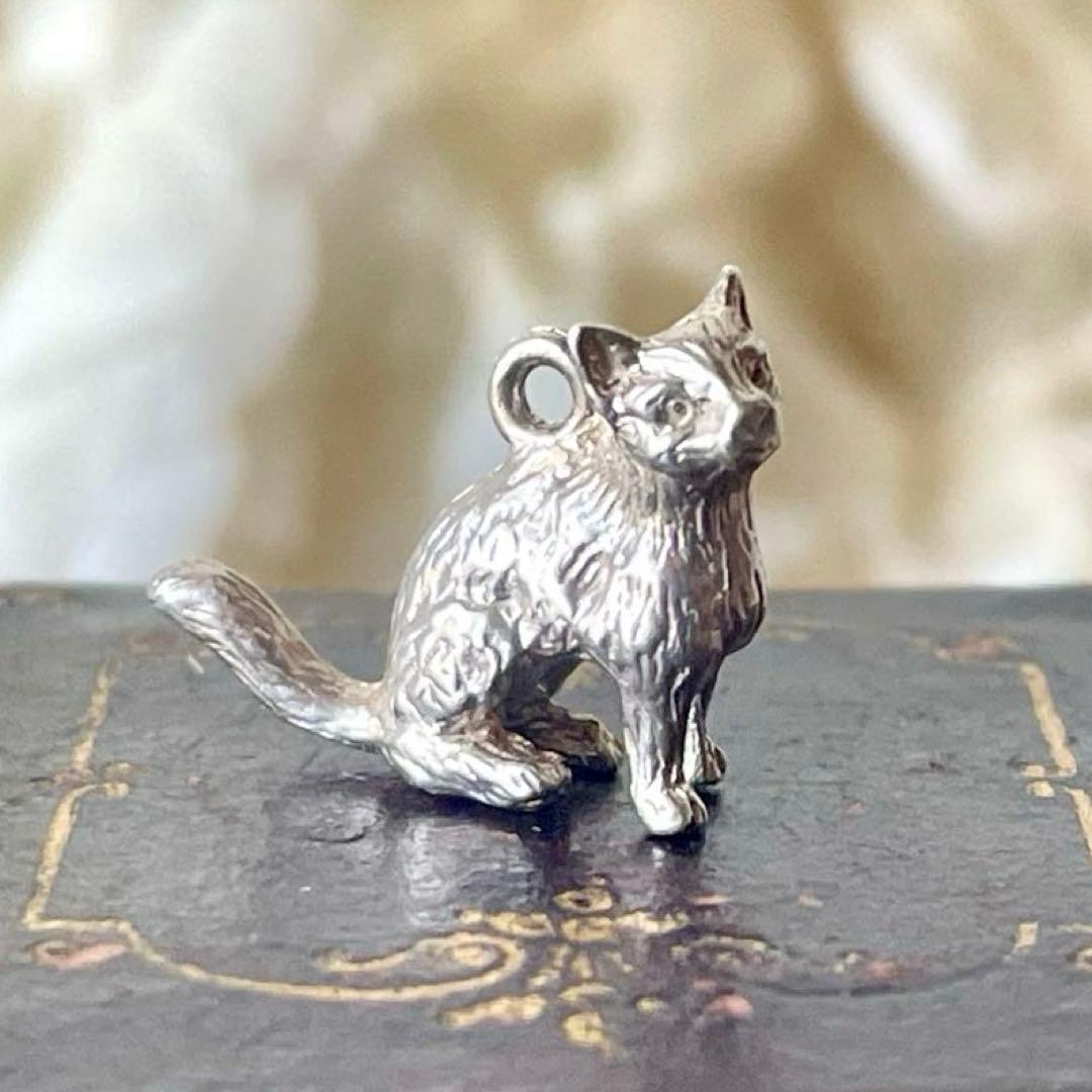 シルバー製猫のチャーム　ペンダントトップ　イギリスヴィンテージ　キャットネコねこ