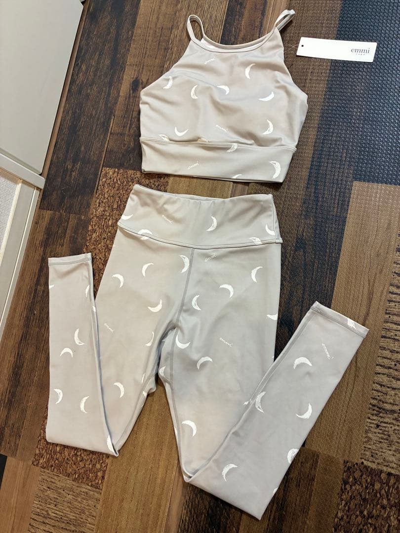 新品同emmi yogaエミヨガ　ヨガウェア　グレージュ×ムーン　ペイントタッチ