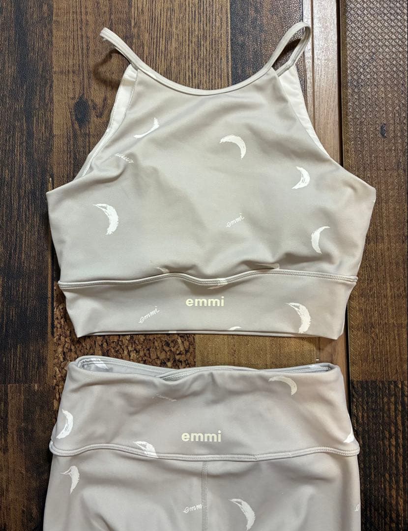 新品同emmi yogaエミヨガ　ヨガウェア　グレージュ×ムーン　ペイントタッチ