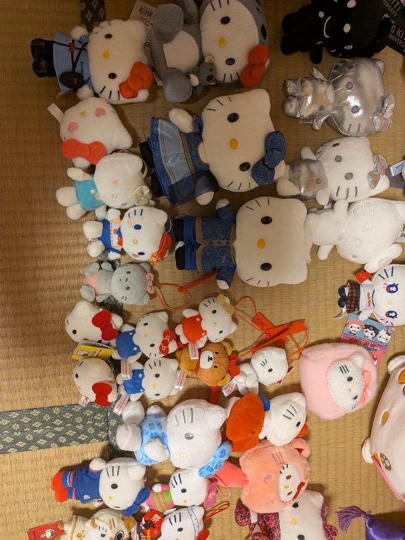 約83個　ハローキティ サンリオ ぬいぐるみ　マスコットご当地プライズアベイル