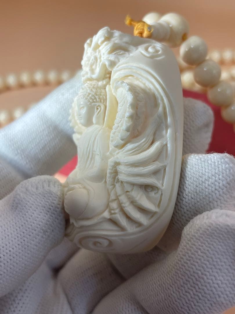 象牙調仕上げペンダント　極細工彫刻　盤龍観音　大変レア　御守り　厄除け　厄祓い